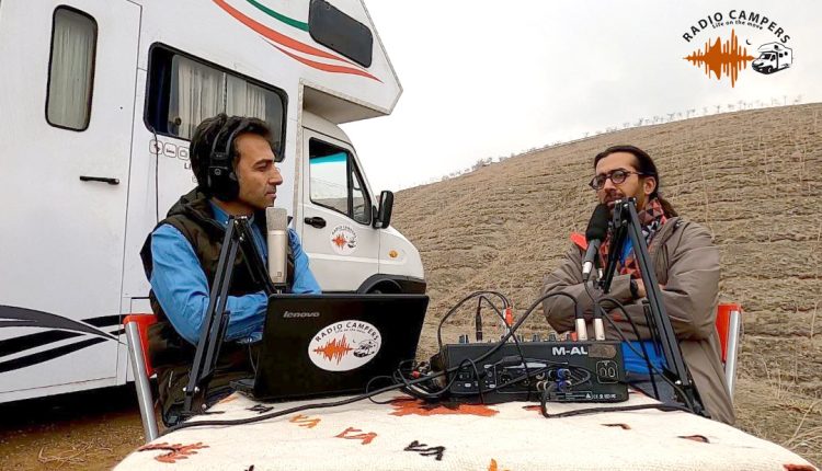 مهدی ریوندی در حال گفتوگو با صادق داوریفر در استودیوی رادیو کمپر