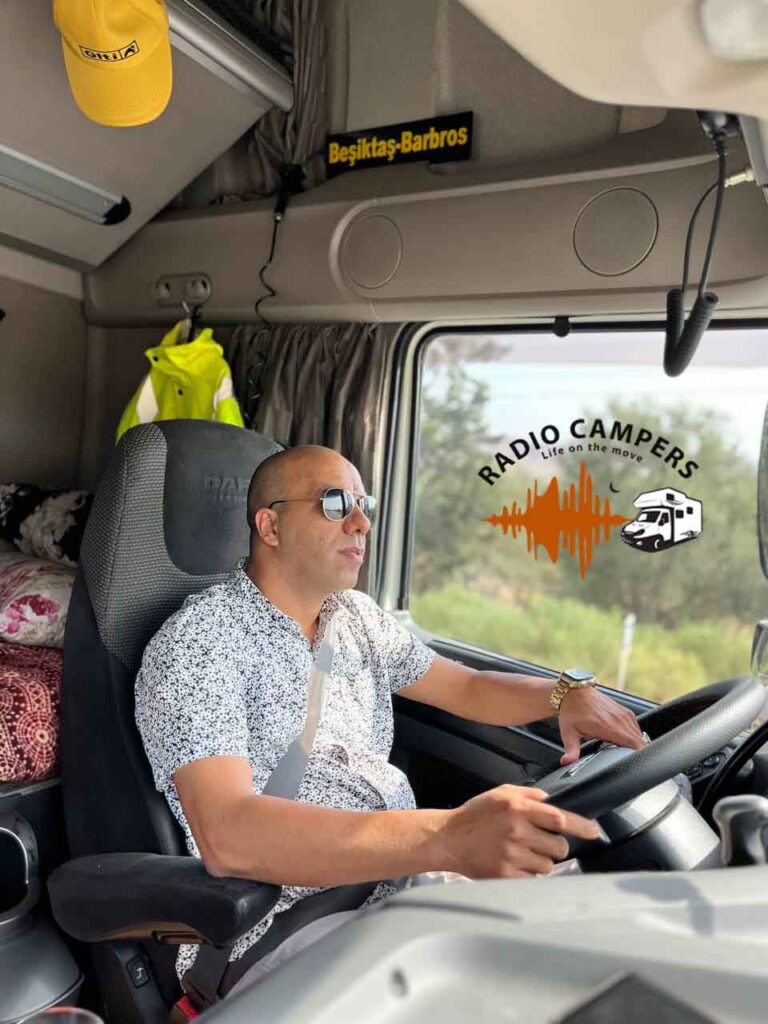 محسن هاتف در حال رانندگی تریلی