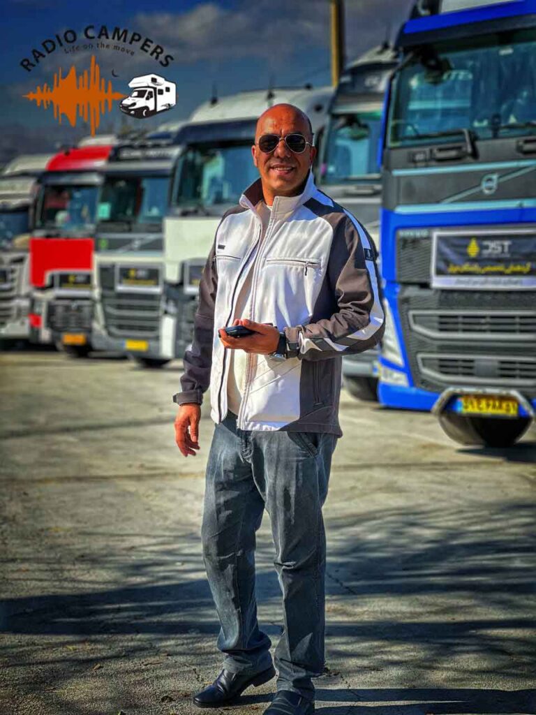 محسن هاتف در کنار تریلی