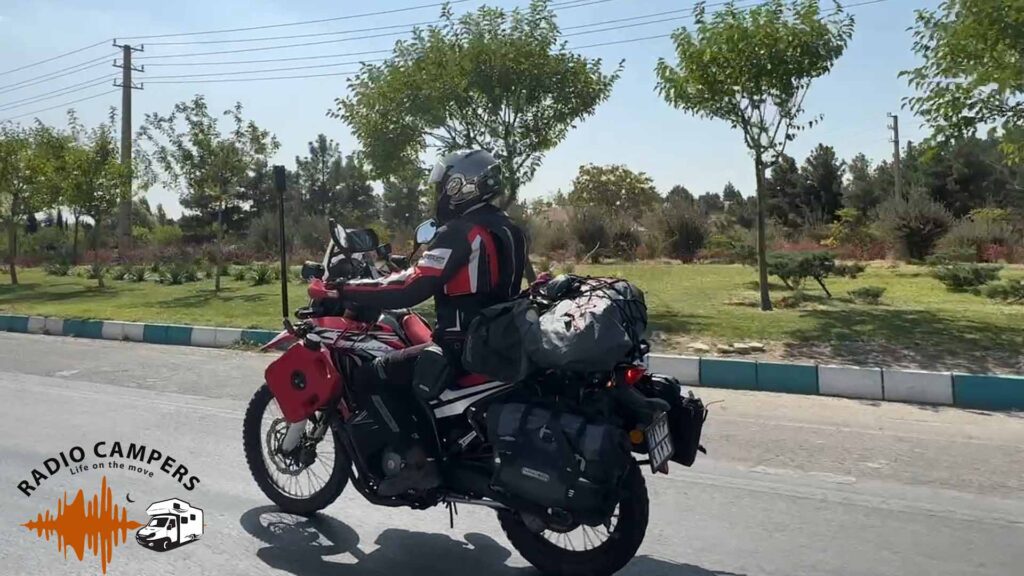 دختر جهانگرد سوار بر موتور
